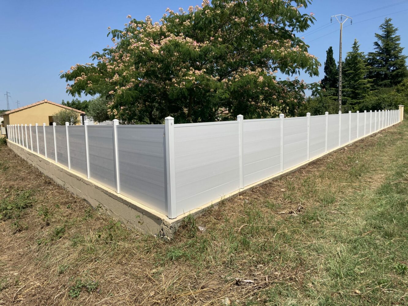 clean-services-paysagiste-jardinier-jardin-entretien-taille-elagage-tonte-pelouse-gazon-amenagement-espace-vert-arrosage-pose-de-cloture-pvc-01-scaled-e1674034100342